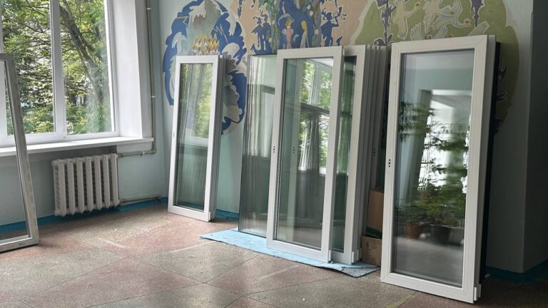 В амбулаторії Дніпра ремонтують вікна після обстрілу