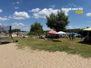 Неформальний пляж на Набережній Перемоги: популярне місце для відпочинку в Дніпрі