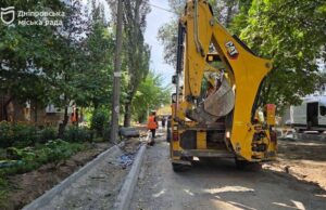 У Придніпровську у Дніпрі оновлюють дороги з новими паркувальними кишенями