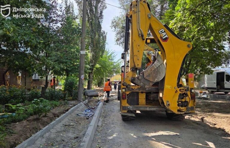 У Придніпровську у Дніпрі оновлюють дороги з новими паркувальними кишенями