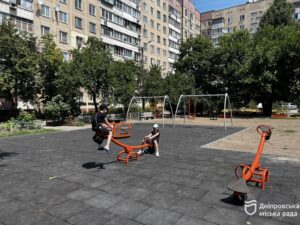 У Дніпрі оновлюють дитячі майданчики: роботи тривають