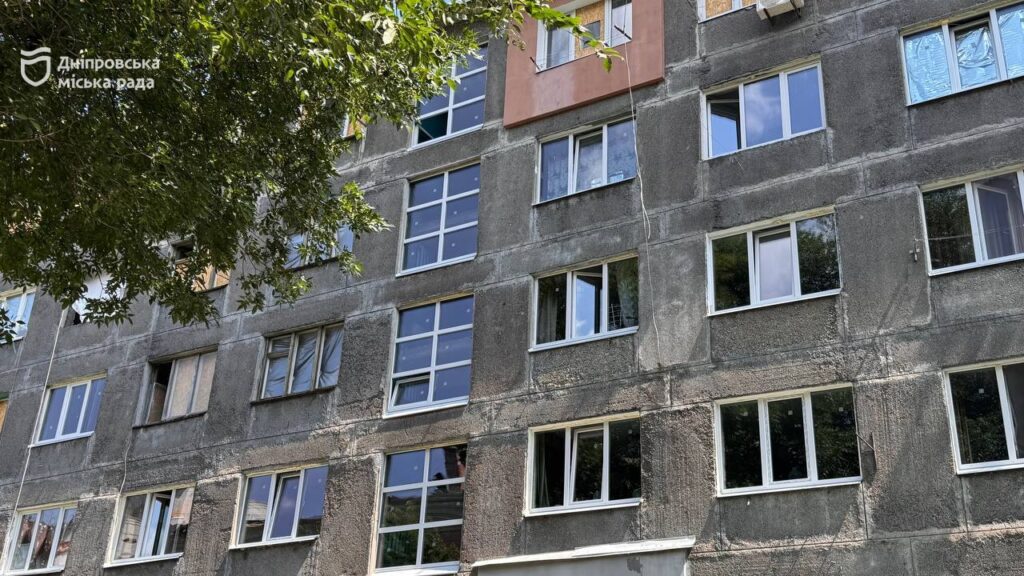 У Дніпрі відновлюють понад 450 кв. м вікон у гуртожитку після обстрілу