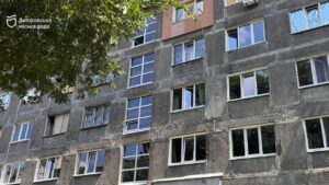 У Дніпрі відновлюють понад 450 кв. м вікон у гуртожитку після обстрілу