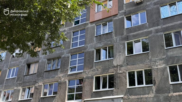 У Дніпрі відновлюють понад 450 кв. м вікон у гуртожитку після обстрілу