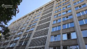 У Дніпрі відновлюють гуртожитки після обстрілів