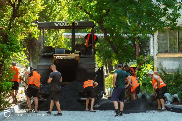У Дніпрі на вулиці Квітки Цісик завершують ремонт дворів