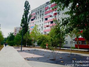 У Дніпрі на Калиновій продовжують створювати зелений простір