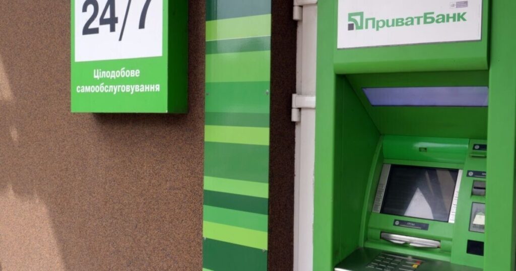 Що робити, якщо банкомат затримує гроші: інструкція