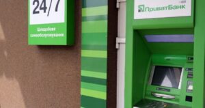 Що робити, якщо банкомат затримує гроші: інструкція