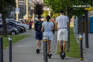 У Дніпрі посилили правила безпеки для водіїв електросамокатів