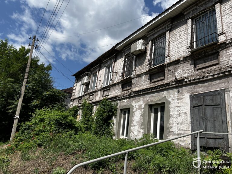 У Дніпрі відновили будинок після ракетного удару