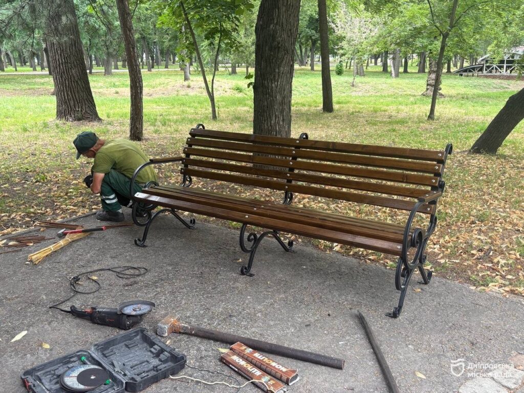 У Дніпрі оновлюють парки: нові лави та ремонти інфраструктури