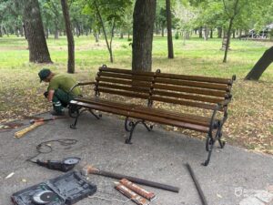 У Дніпрі оновлюють парки: нові лави та ремонти інфраструктури