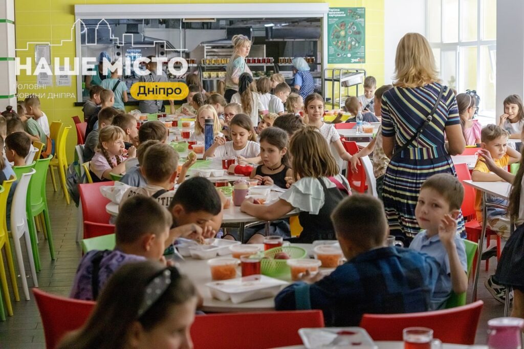 Усі школярі Дніпропетровщини отримуватимуть безкоштовне харчування з 1 вересня