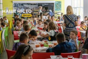 Усі школярі Дніпропетровщини отримуватимуть безкоштовне харчування з 1 вересня