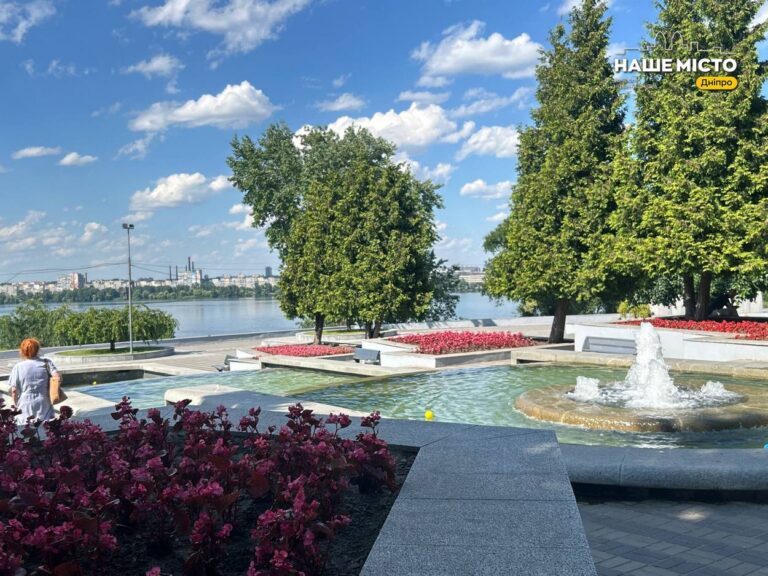 Літній відпочинок у парку Шевченка з краєвидами на Дніпро