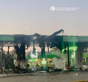 Нічна атака на Дніпропетровщині: влучання по п’яти АЗС, одна жінка загинула