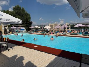 Відпочинок біля басейнів у Дніпрі: альтернатива міським пляжам у спеку