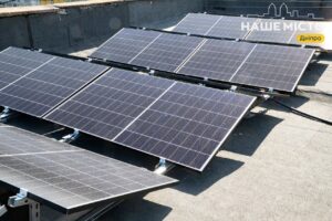 У Дніпрі на багатоповерхівках встановлюють сонячні панелі для резервного живлення