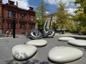 Артоб’єкт «Вузли» на проспекті Яворницького в Дніпрі
