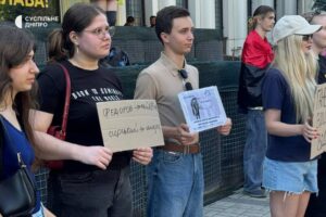 У Дніпрі біля ОДА протестували проти відставки Михайла Федорова з поста міністра оборони