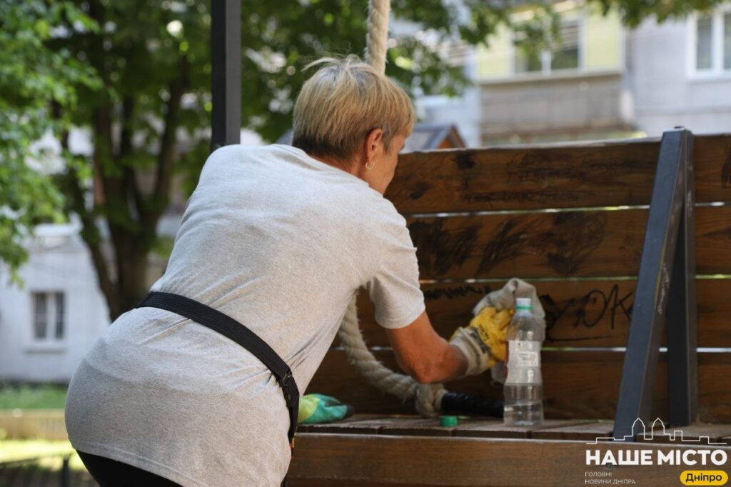 Комунальники Дніпра борються з наслідками вандалізму у парках