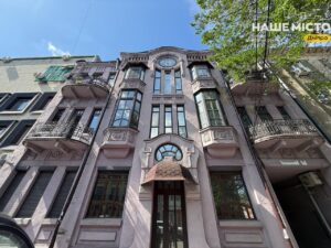 Качки на фасаді дніпровського модернового будинку: історія і символіка