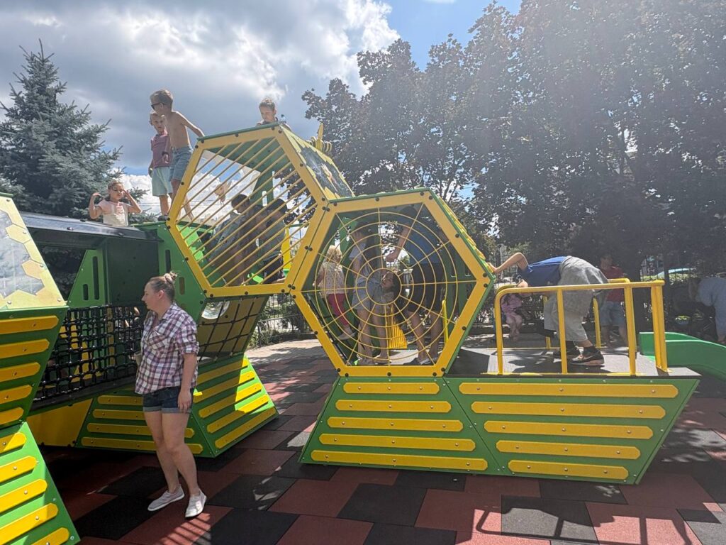 Відкрили оновлений дитячий майданчик із унікальним ігровим комплексом у Дніпрі