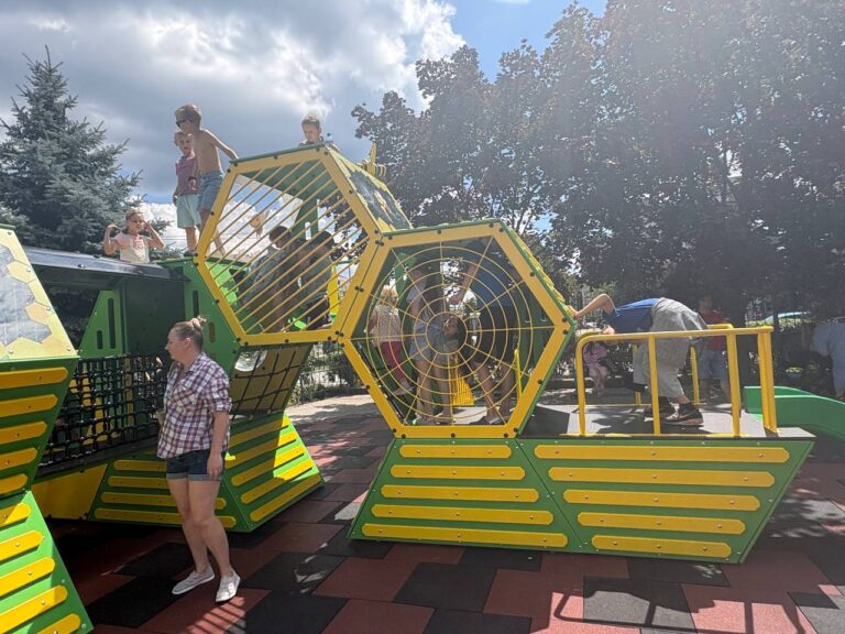 Відкрили оновлений дитячий майданчик із унікальним ігровим комплексом у Дніпрі