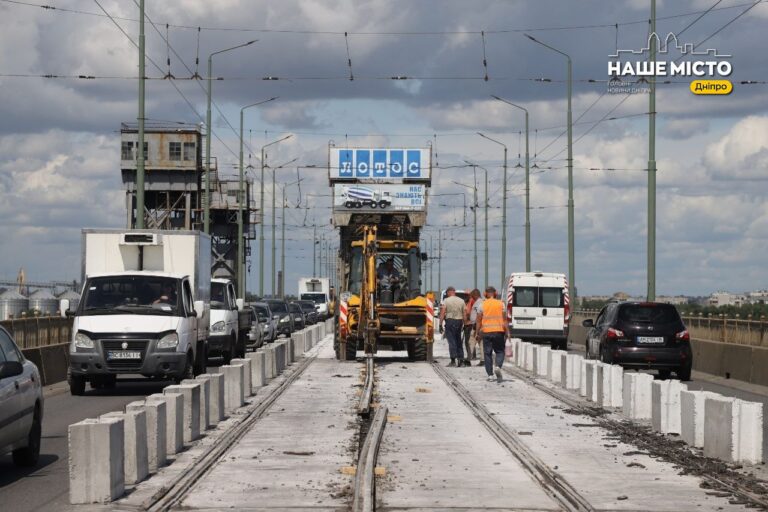 В Дніпрі триває ремонт трамвайної колії на Старому мосту