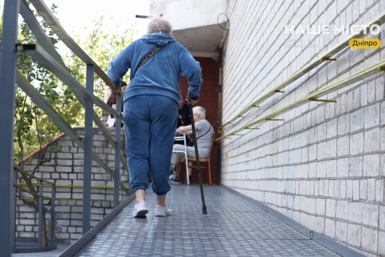 У Дніпрі на Робочій, 154 встановили пандус за програмою співфінансування