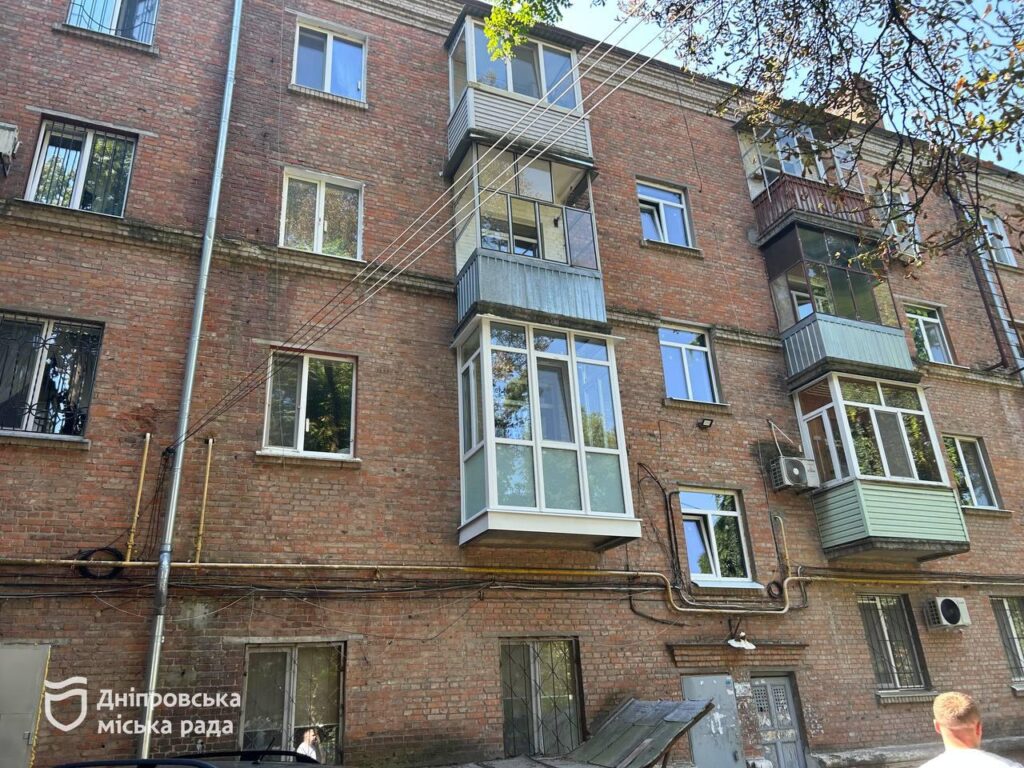 У Дніпрі відновили покрівлі понад 100 будинків після обстрілів