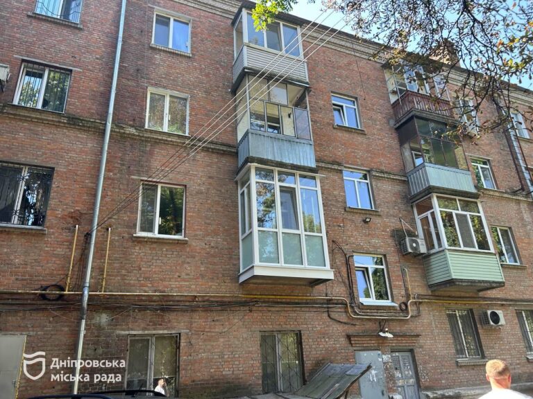 У Дніпрі відновили покрівлі понад 100 будинків після обстрілів