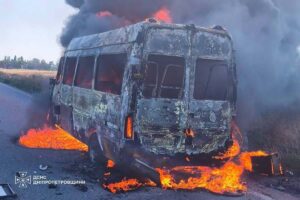 Обстріл рейсового автобуса на Нікопольщині: є поранені