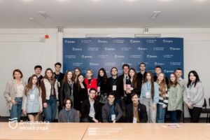 У Дніпрі стартувала безоплатна програма навчання для молоді у міських органах
