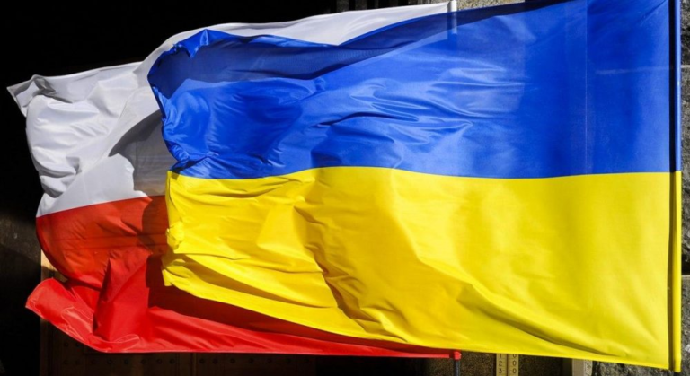 Українці в Польщі мають оновити паспортні дані до серпня 2026