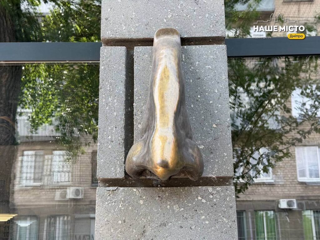 У центрі Дніпра відкрили артоб’єкт «Ніс» зі скульптурою на честь Гоголя