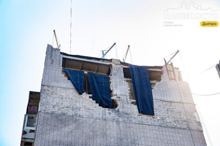 У Дніпрі відновлюють багатоповерхівку на Янтарній, постраждалу від ворожої атаки