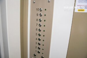 У Дніпрі оновили ліфт у будинку на Тополя-2 з гарантією 18 років