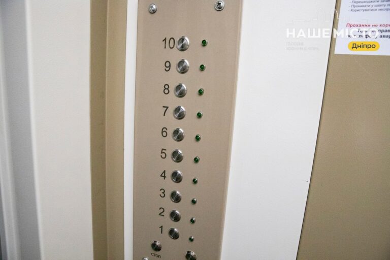 У Дніпрі оновили ліфт у будинку на Тополя-2 з гарантією 18 років