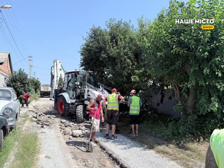 У Дніпрі ремонтують дороги на житловому масиві Мирний