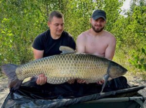У Дніпрі виловили білого амура вагою понад 30 кг