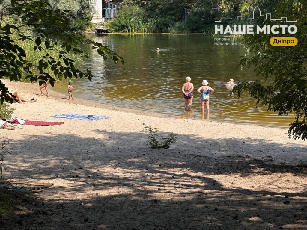 Пляжний сезон на Ломівському: як дніпряни проводять серпневі дні