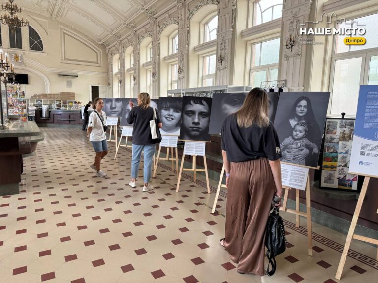 У Дніпрі відкрилася фотовиставка “Ниточка. Трансформація замість зламності”