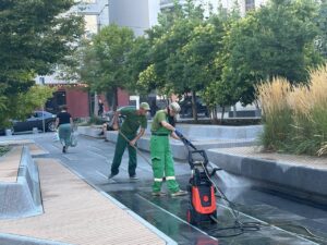 Щоденне вологе прибирання у зелених зонах Дніпра влітку