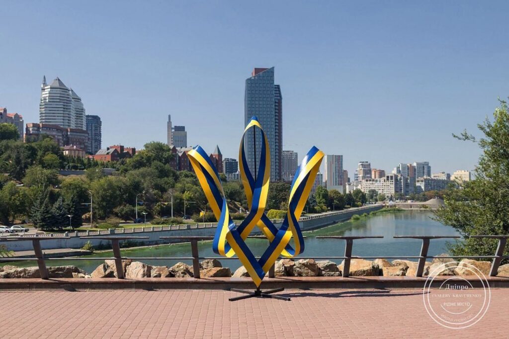 У Дніпрі відкрили велику патріотичну фотозону з тризубом