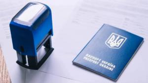 Українцям радять ставити штампи про легальний виїзд для захисту в ЄС