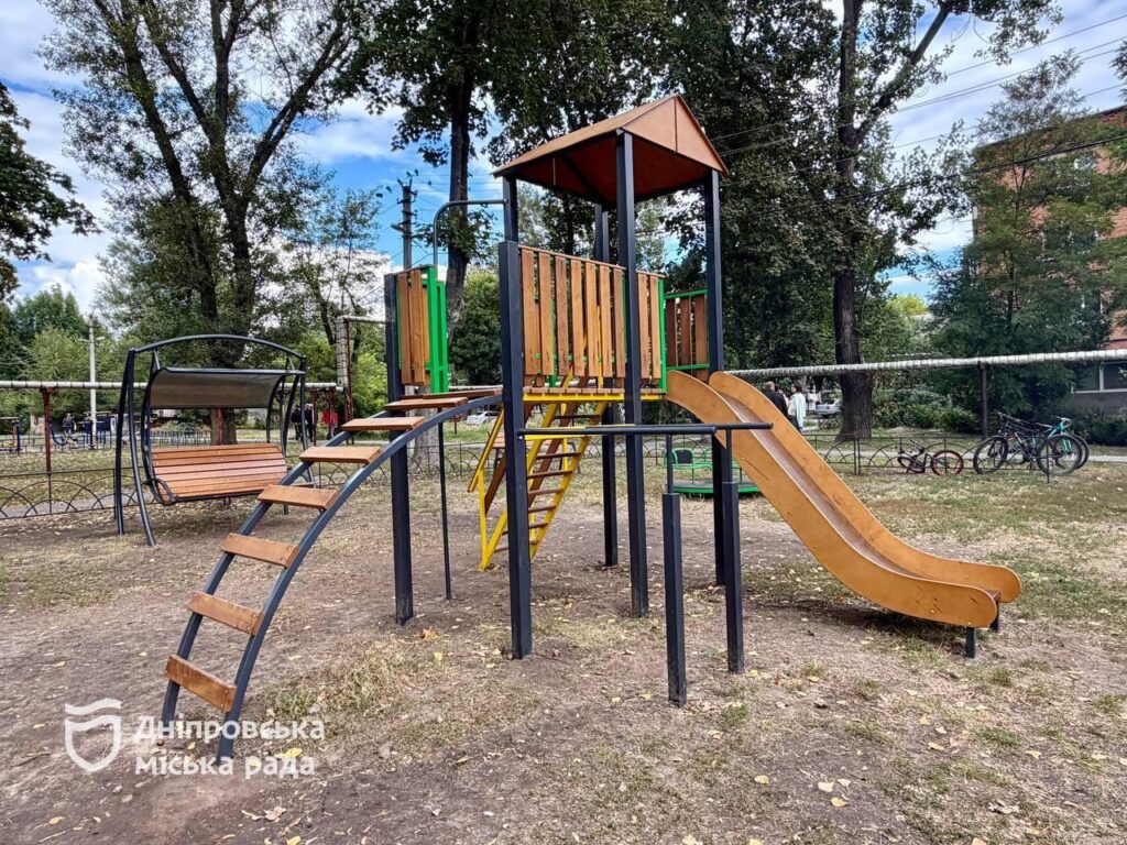 В Авіаторському у Дніпрі оновили дитячий майданчик із сучасним обладнанням
