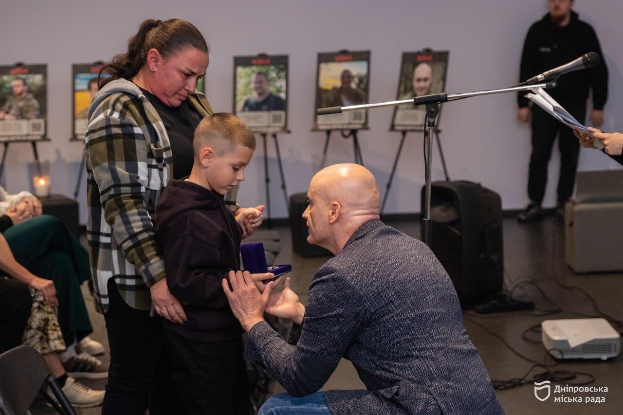 У Дніпрі 21 родині загиблих захисників вручили пам’ятні медалі