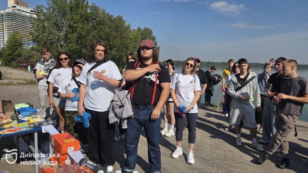 Понад 80 людей прибрали 500 метрів набережної Дніпра до Всесвітнього дня чистоти